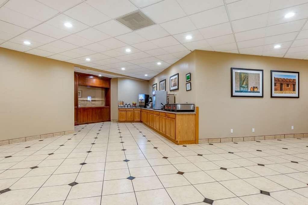 Clarion Inn & Suites, Розуэлл Экстерьер фото