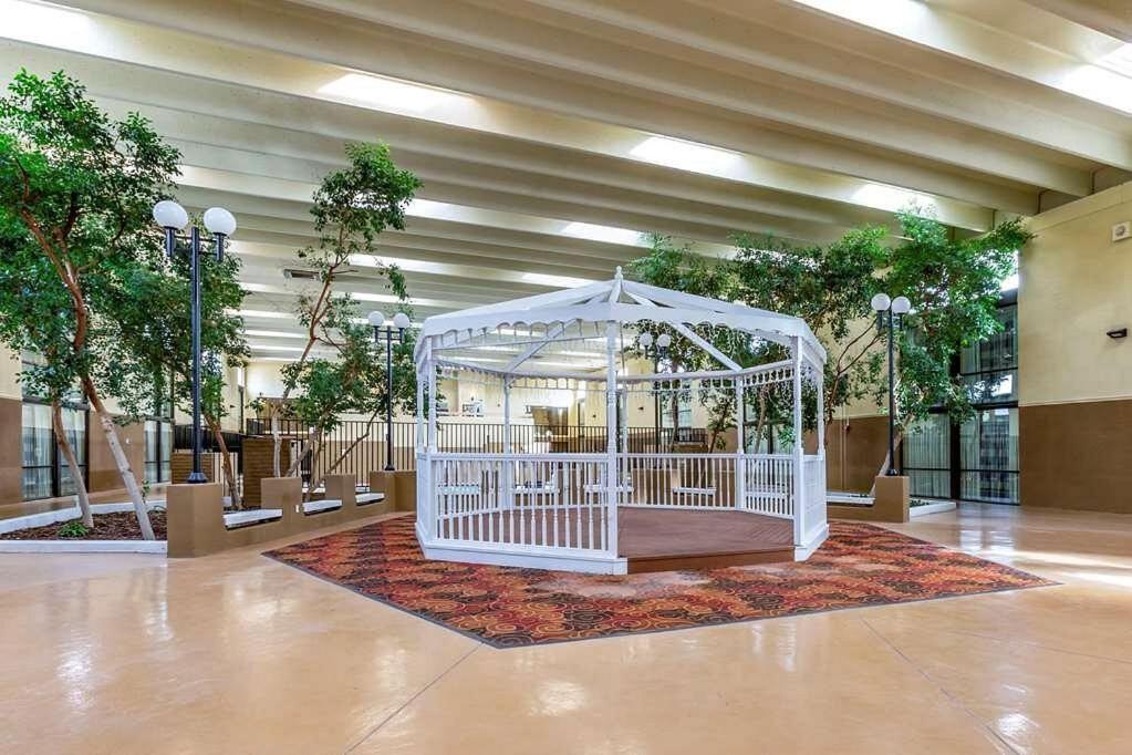 Clarion Inn & Suites, Розуэлл Экстерьер фото
