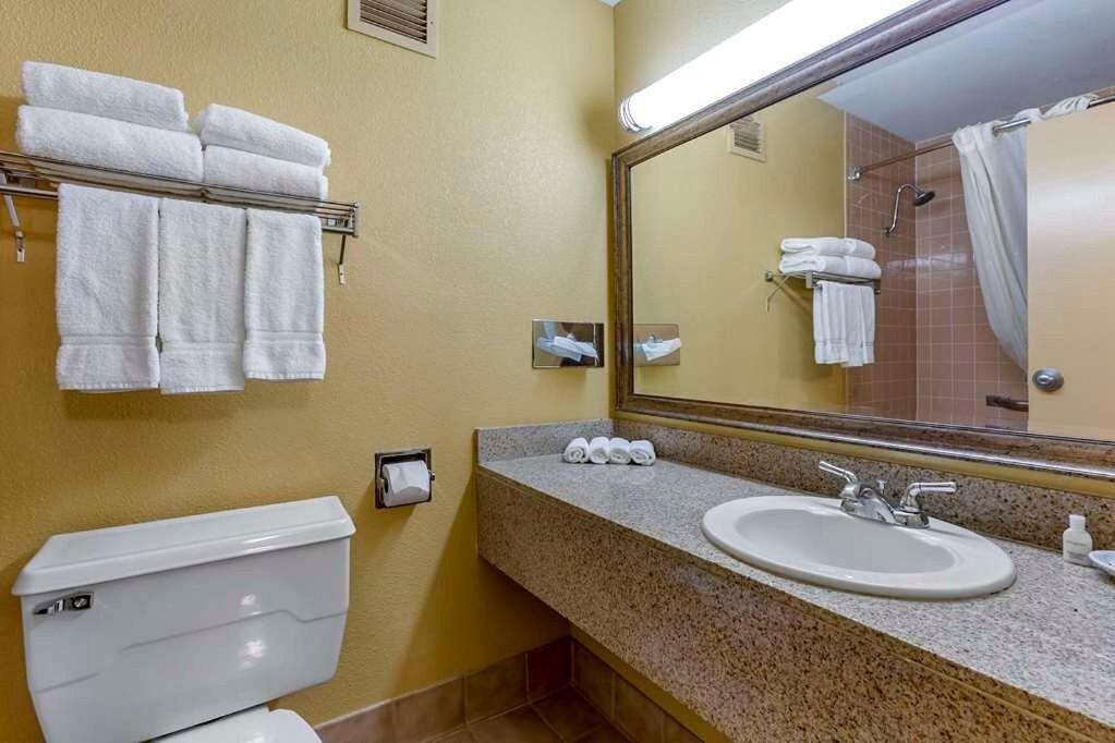 Clarion Inn & Suites, Розуэлл Экстерьер фото