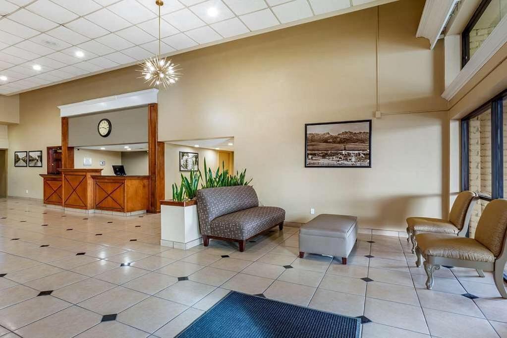 Clarion Inn & Suites, Розуэлл Экстерьер фото