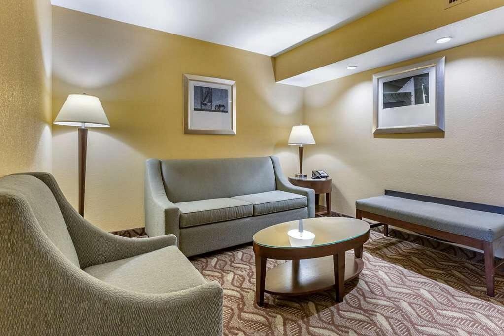 Clarion Inn & Suites, Розуэлл Экстерьер фото